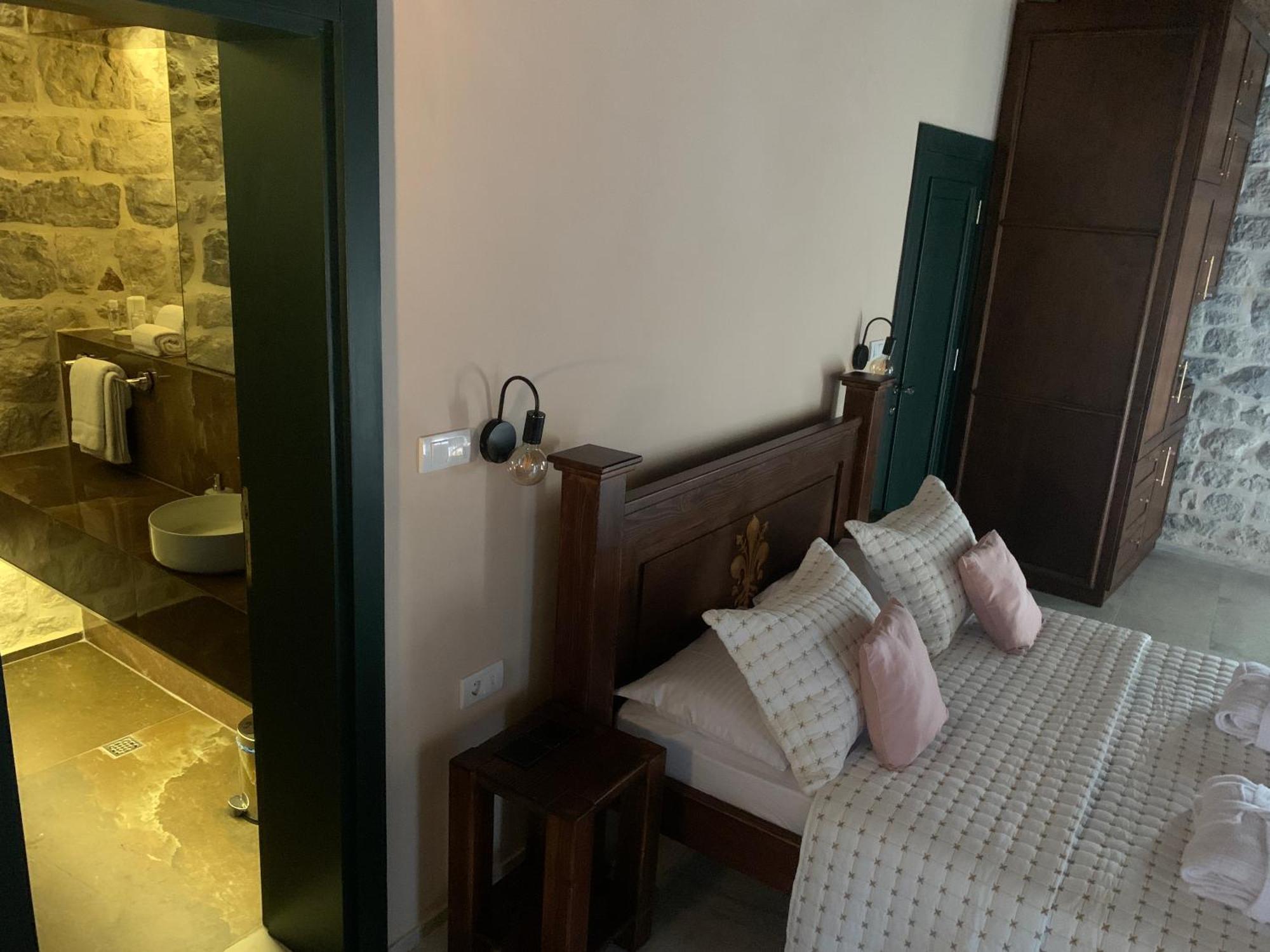 Hotel Kazin Supreme à Kotor Extérieur photo
