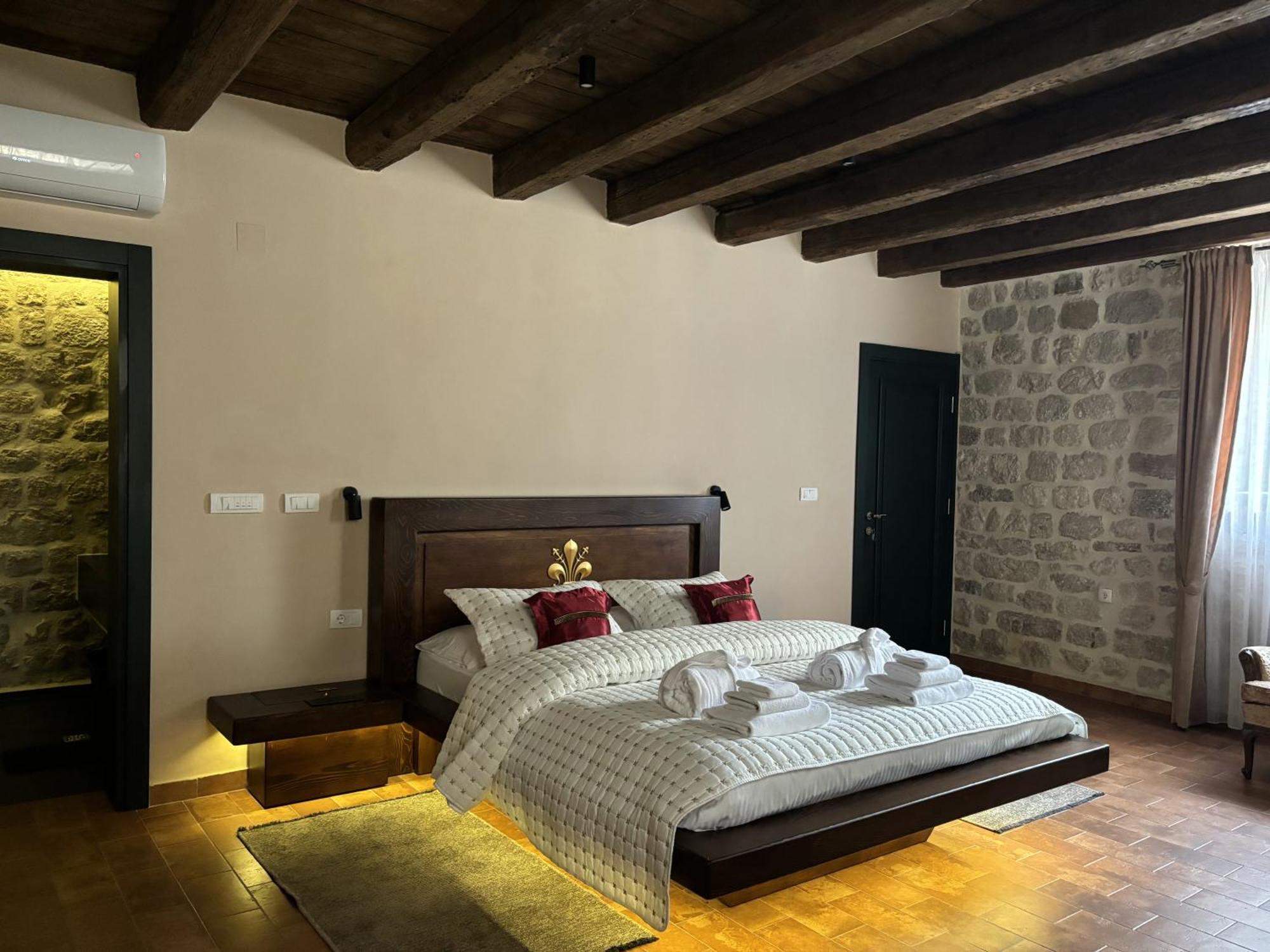 Hotel Kazin Supreme à Kotor Extérieur photo