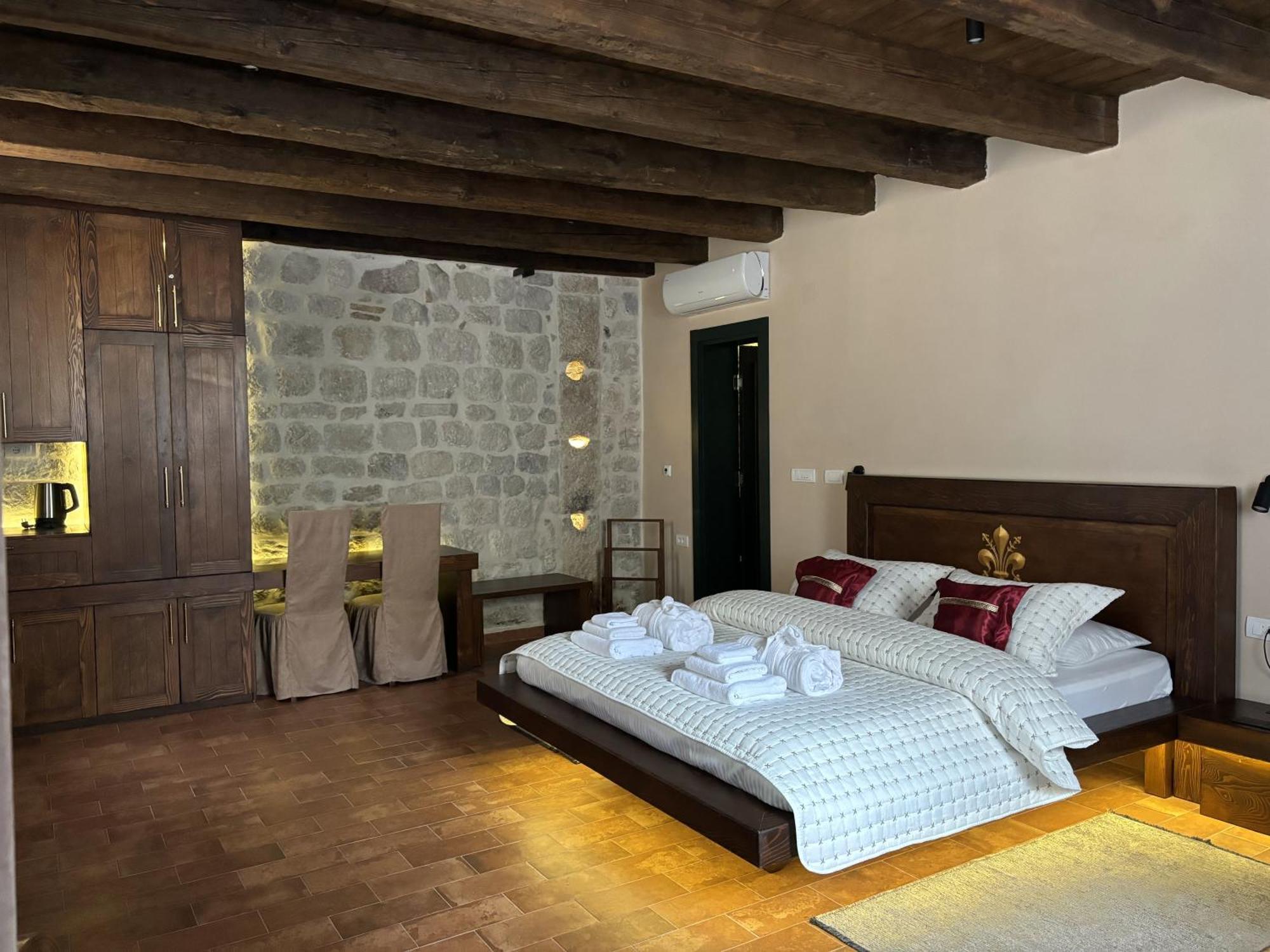 Hotel Kazin Supreme à Kotor Extérieur photo