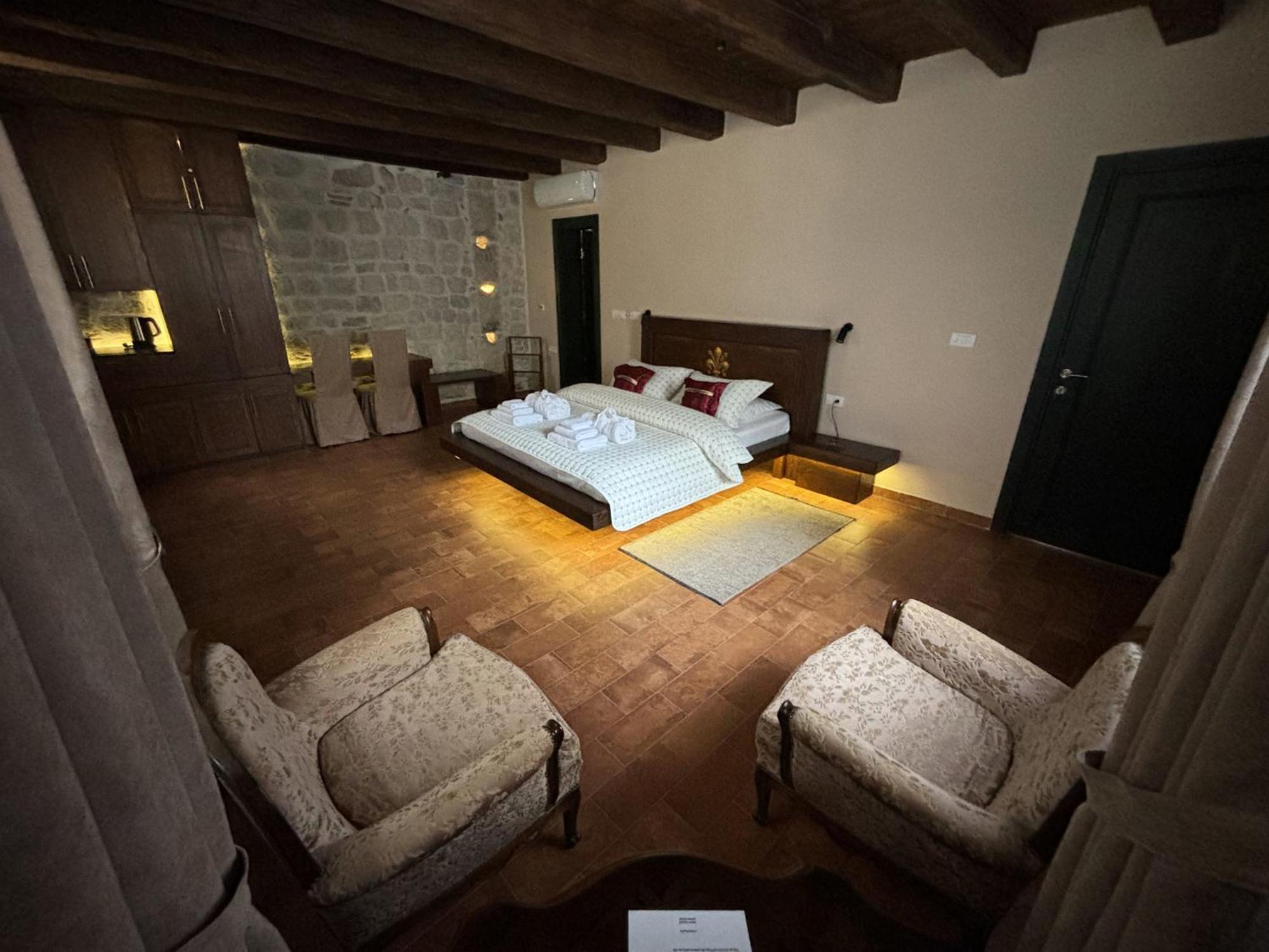 Hotel Kazin Supreme à Kotor Extérieur photo