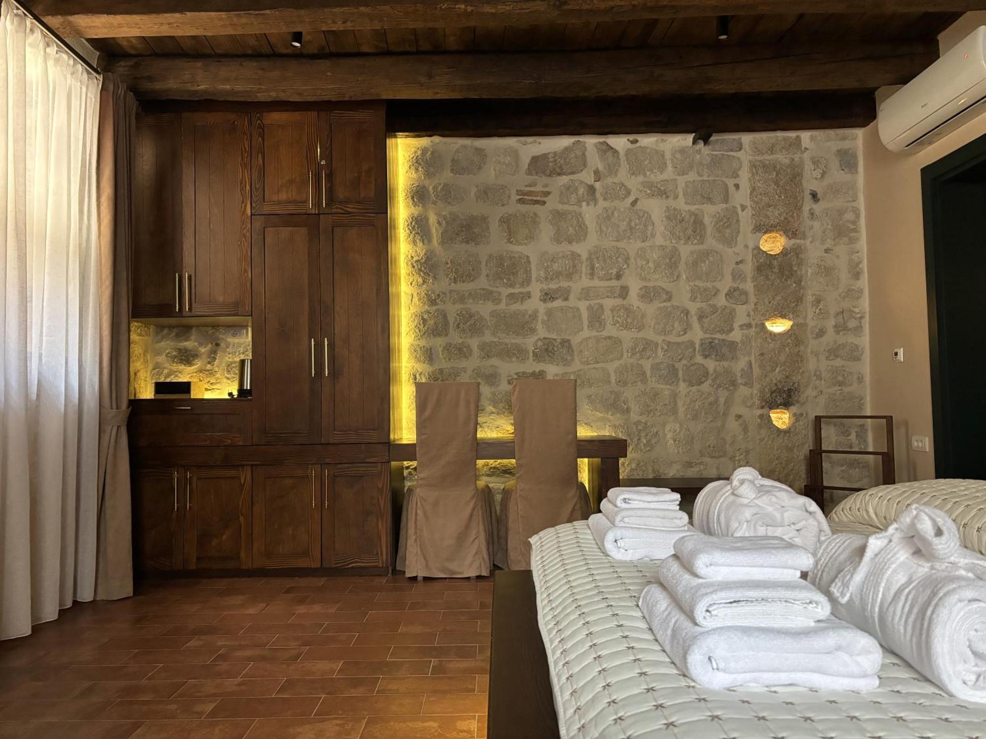 Hotel Kazin Supreme à Kotor Extérieur photo
