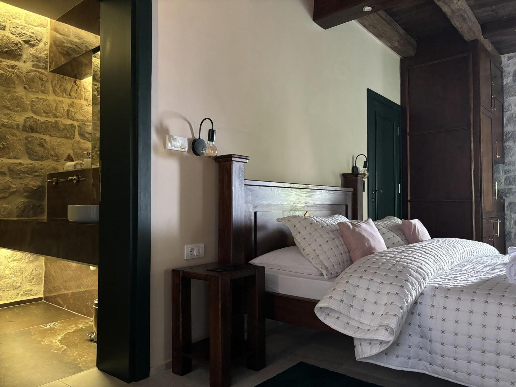Hotel Kazin Supreme à Kotor Extérieur photo