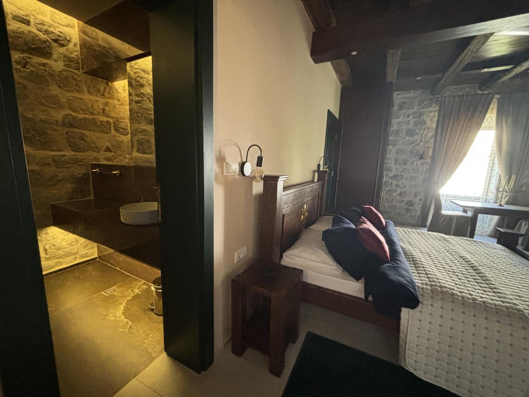 Hotel Kazin Supreme à Kotor Extérieur photo