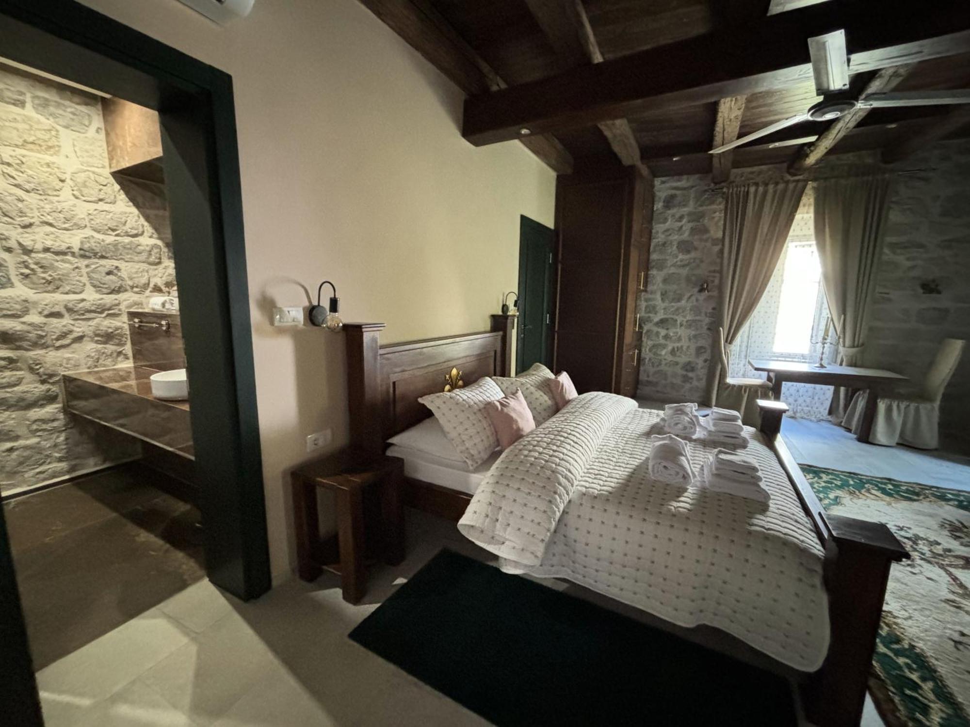 Hotel Kazin Supreme à Kotor Extérieur photo