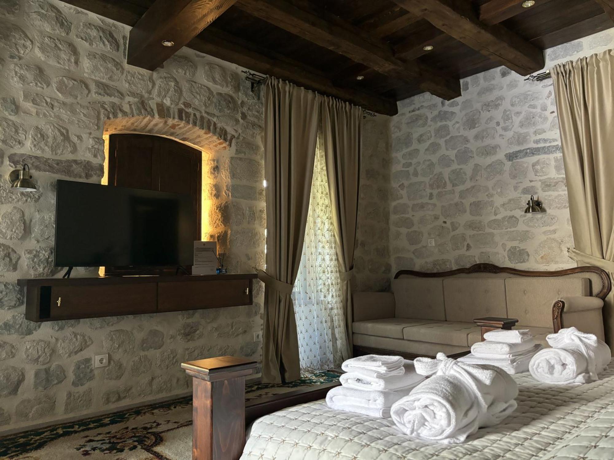 Hotel Kazin Supreme à Kotor Extérieur photo