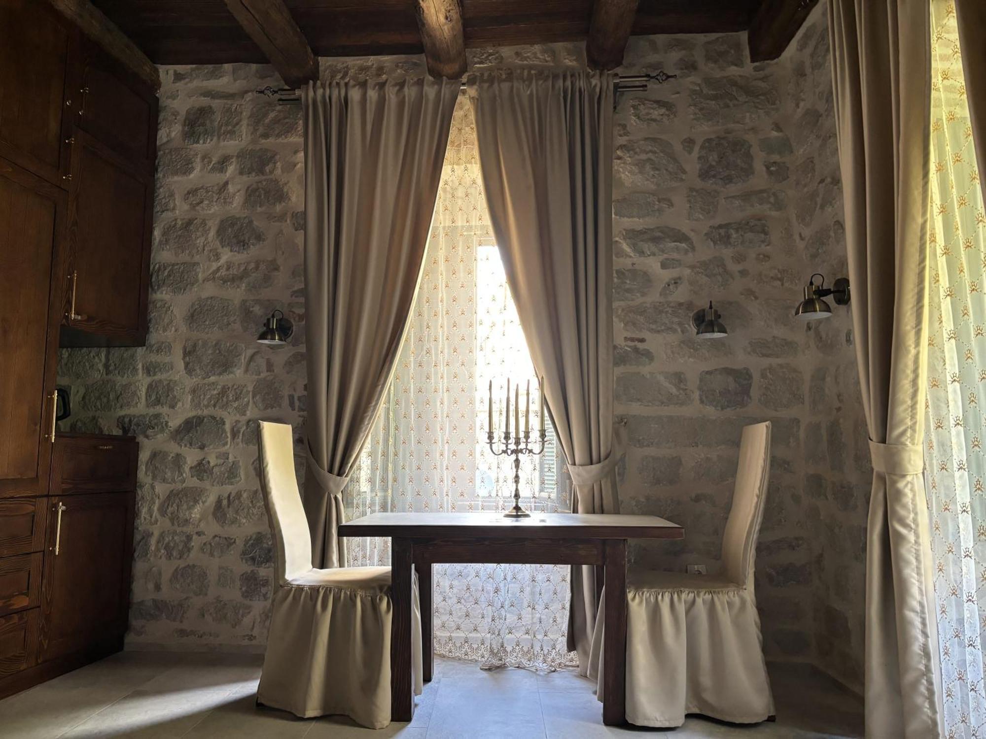 Hotel Kazin Supreme à Kotor Extérieur photo