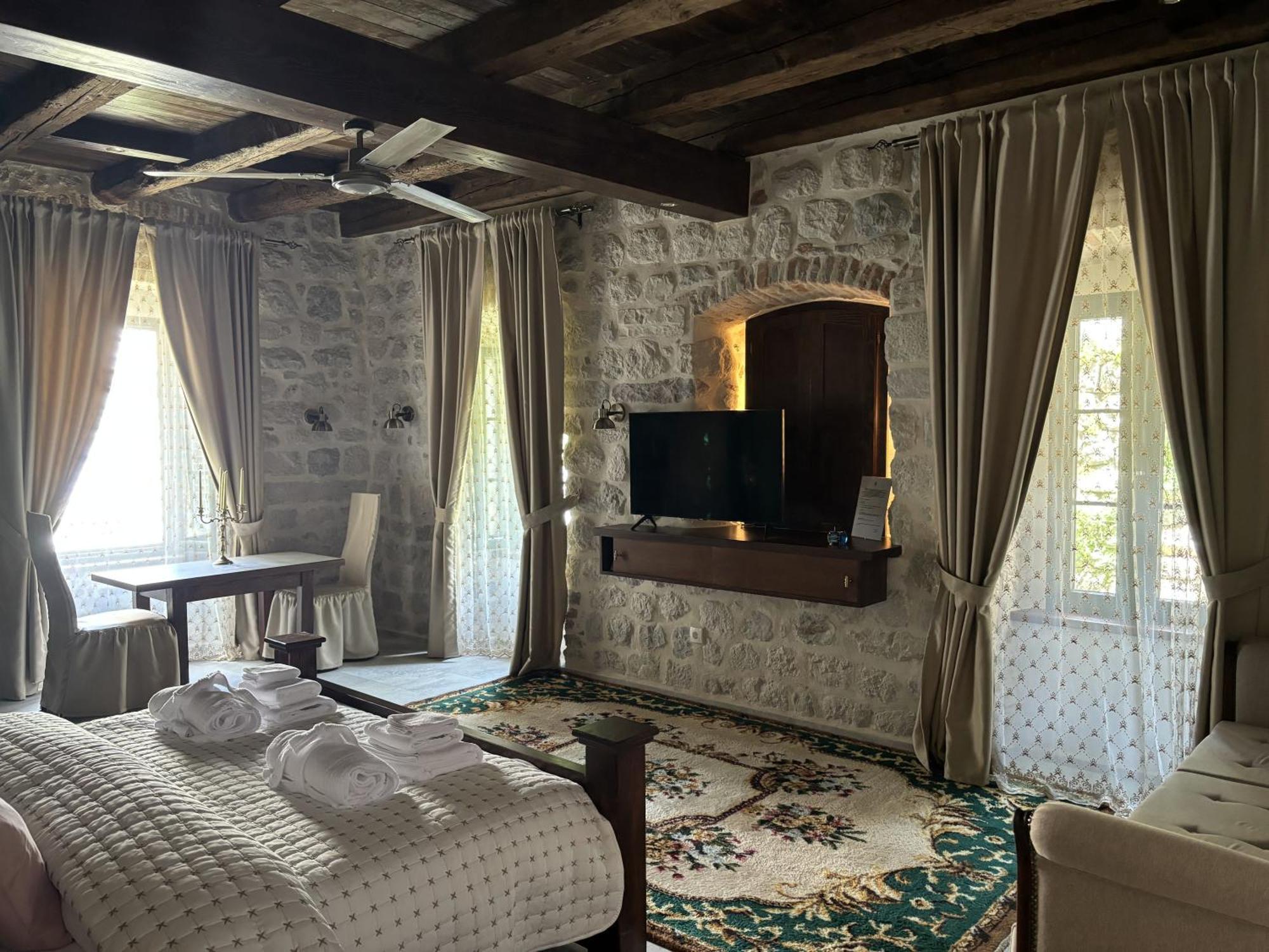 Hotel Kazin Supreme à Kotor Extérieur photo