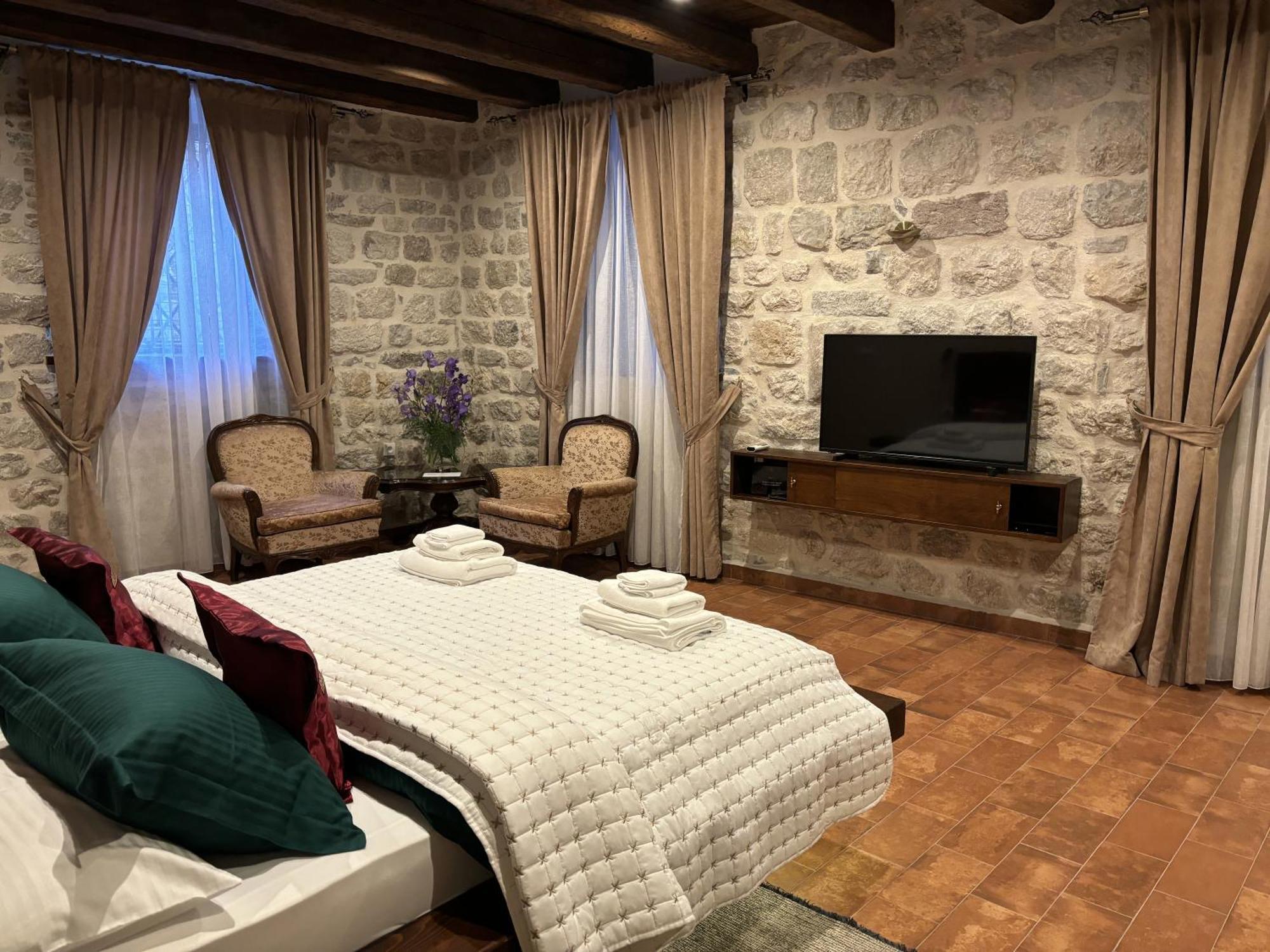 Hotel Kazin Supreme à Kotor Extérieur photo