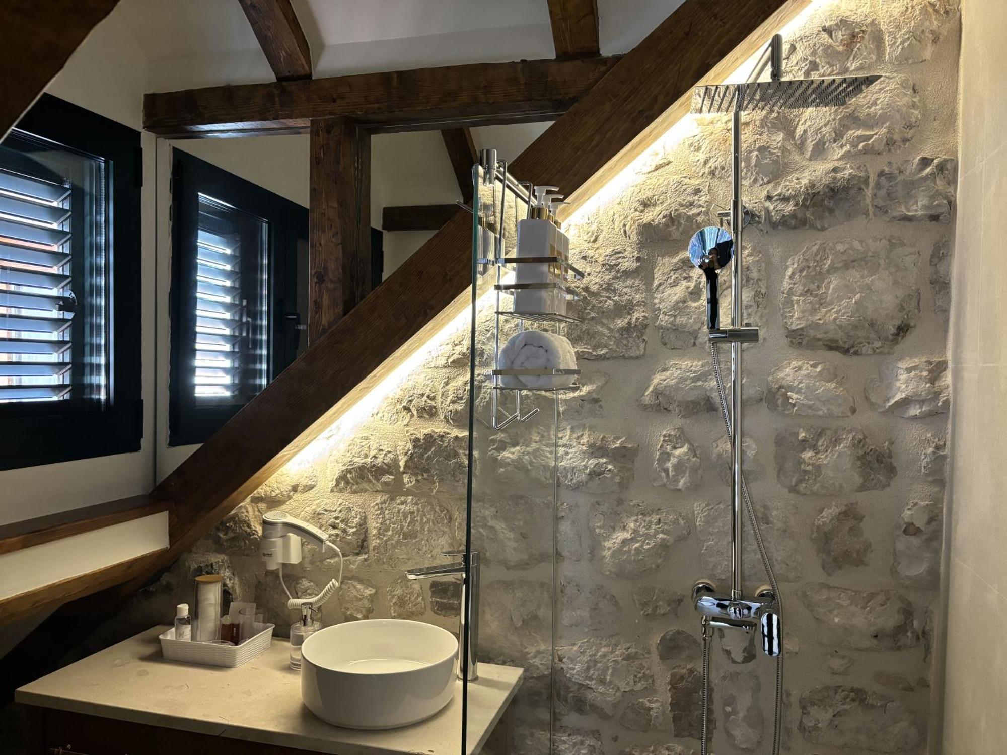 Hotel Kazin Supreme à Kotor Extérieur photo