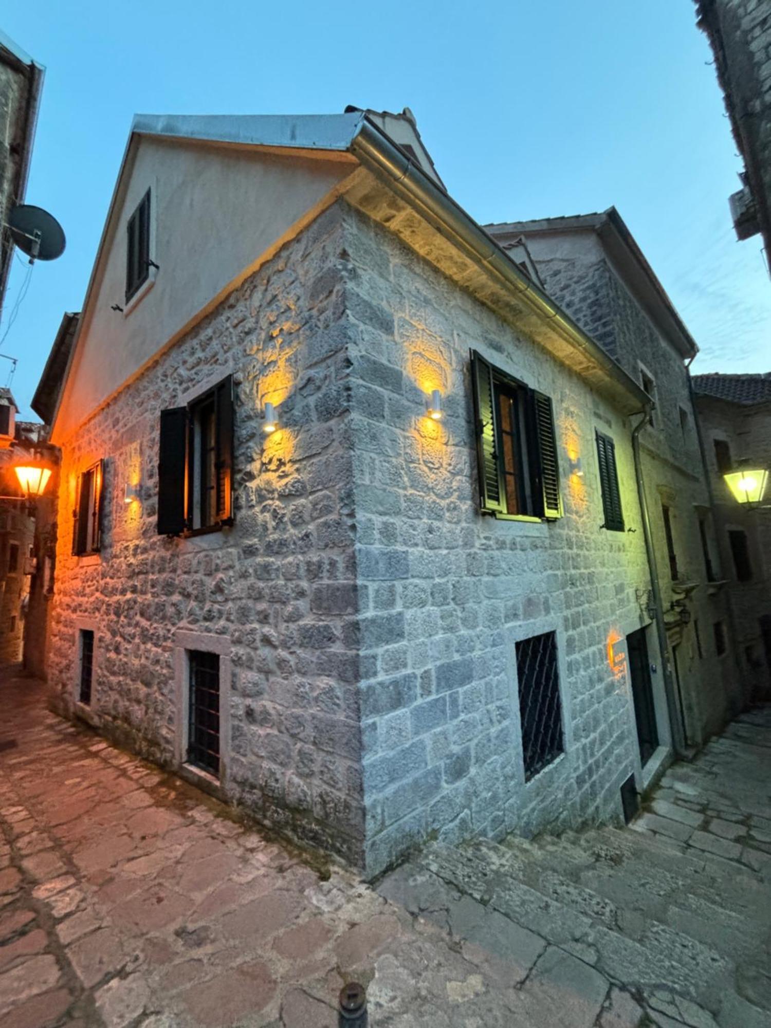 Hotel Kazin Supreme à Kotor Extérieur photo